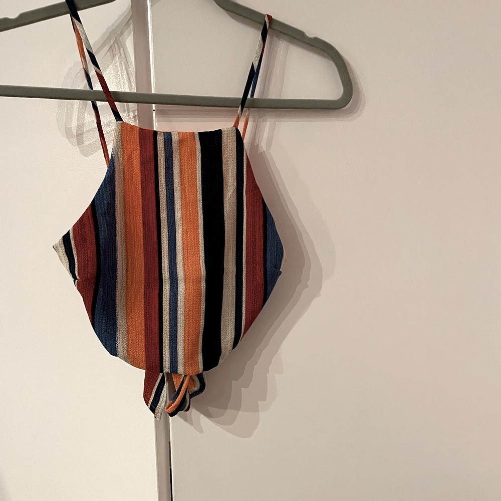 Cropped tie on shirt